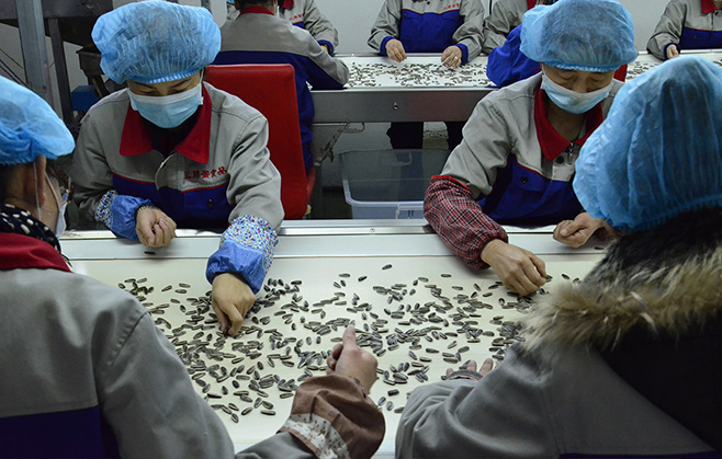 6新聞-12李華清先生出席李華清設計與三胖蛋年度戰(zhàn)略合作啟動儀式新聞_03-03